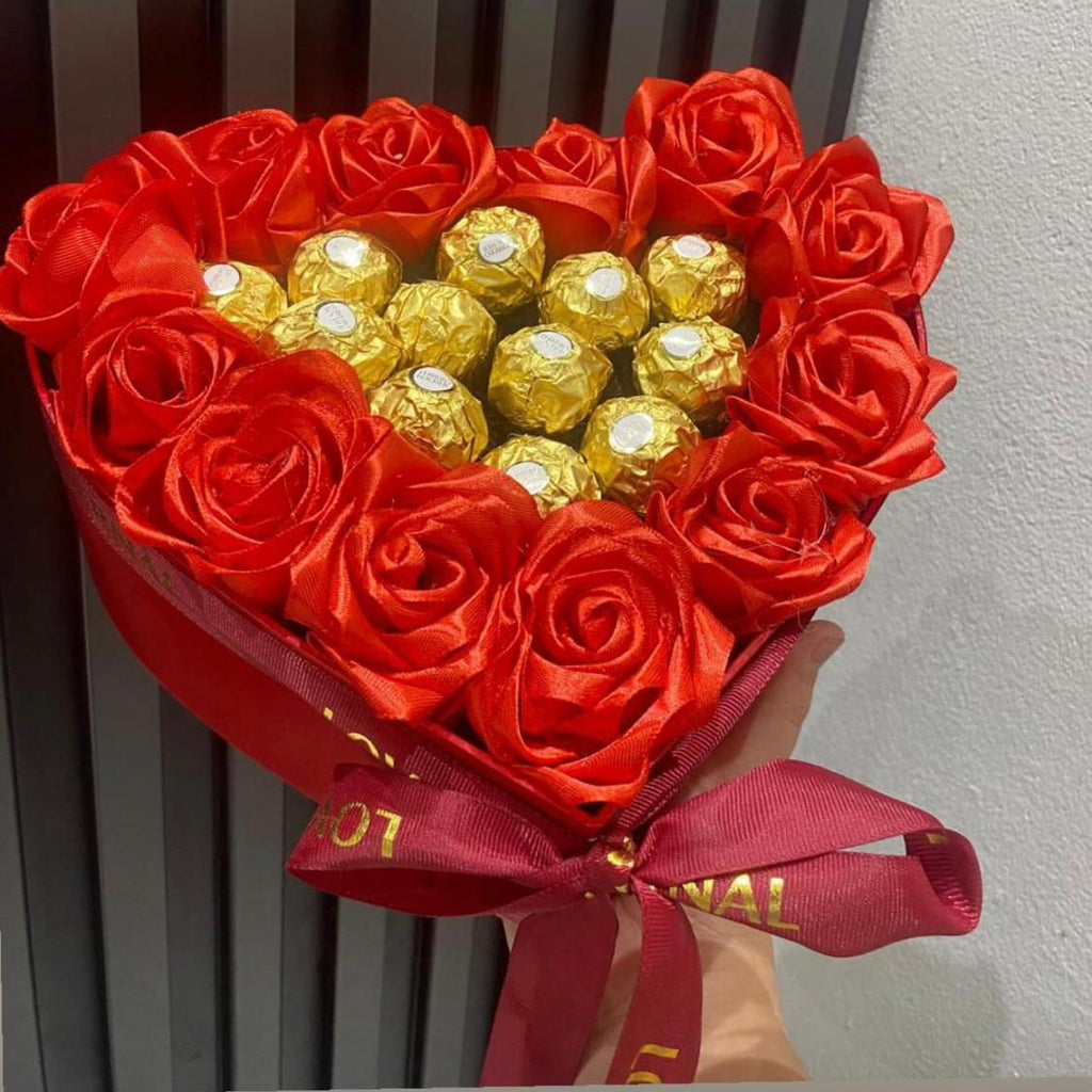 Ferrero Rocher heart box sa crvenim ružama, romantični poklon u obliku srca za Dan zaljubljenih i godišnjicu, Laki Ley Srbija