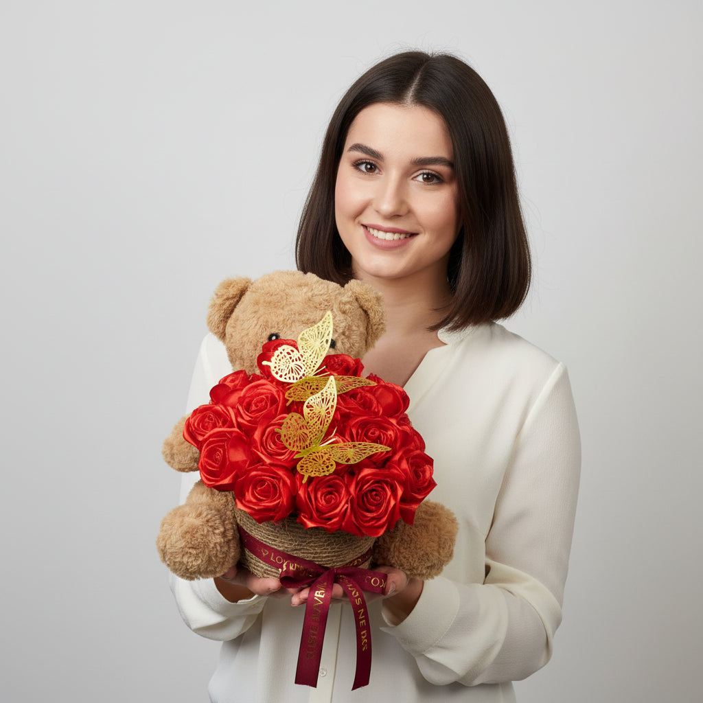 Plišani meda sa crvenim ružama romantični poklon za nju, pokloni Srbija online, luksuzni ljubavni poklon dostava Beograd Novi Sad Niš, meda sa buketom ruža, Dan zaljubljenih poklon ideja, godišnjica romantični aranžman, online iznenađenje Srbija, premium poklon za devojku, srbija pokloni romantični pokloni