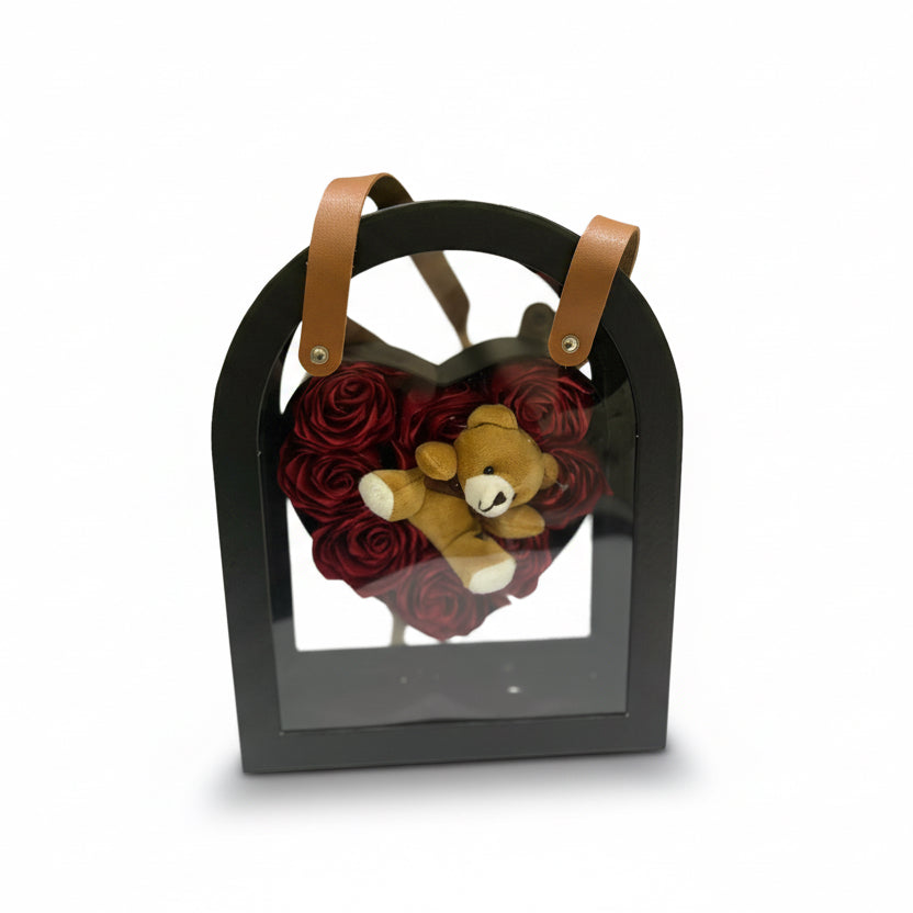 Medo u kutiji sa ružama od srca .