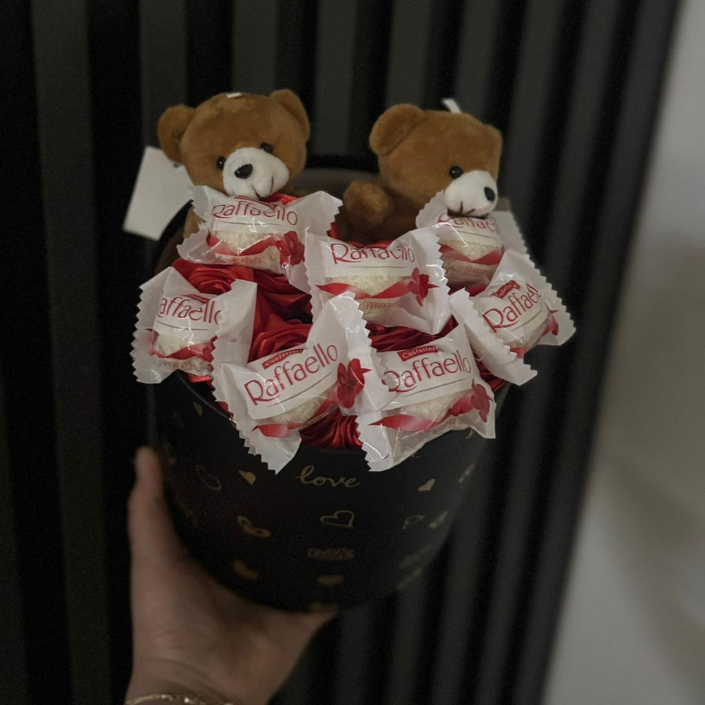 Romantični poklon box sa medvedićima i Raffaello čokoladicama u rukama, savršen poklon za Dan zaljubljenih, Laki Ley Srbija